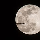 Vollmond mit Boeing 737-8AS