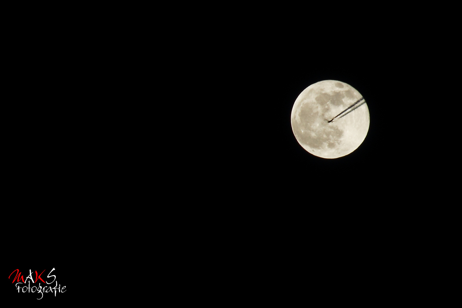 Vollmond mit Flugzeug