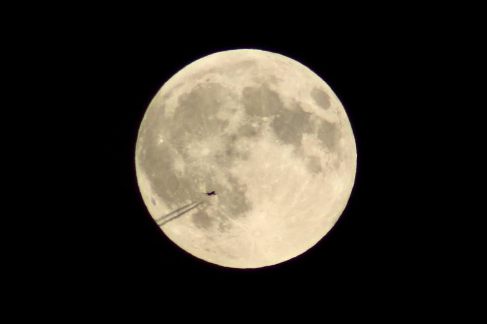 Vollmond mit Flugzeug