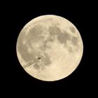 Vollmond mit Flugzeug