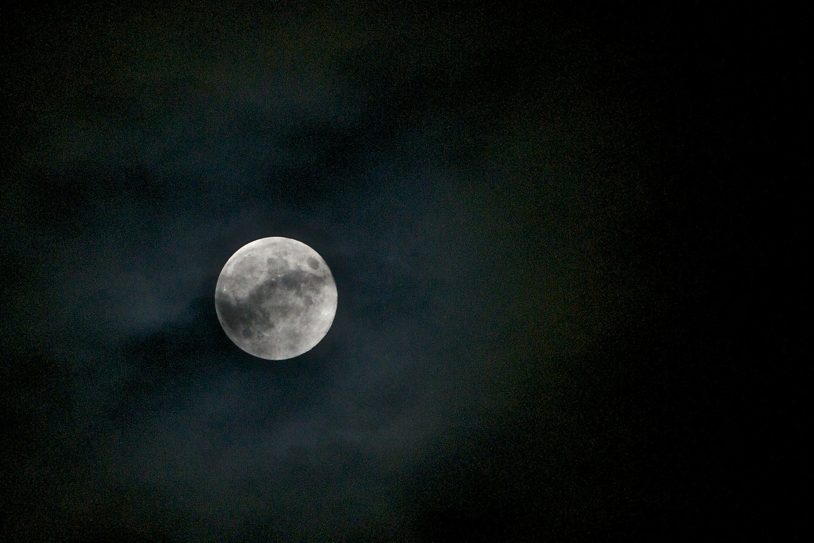 Vollmond mit Halo und Wolkenband