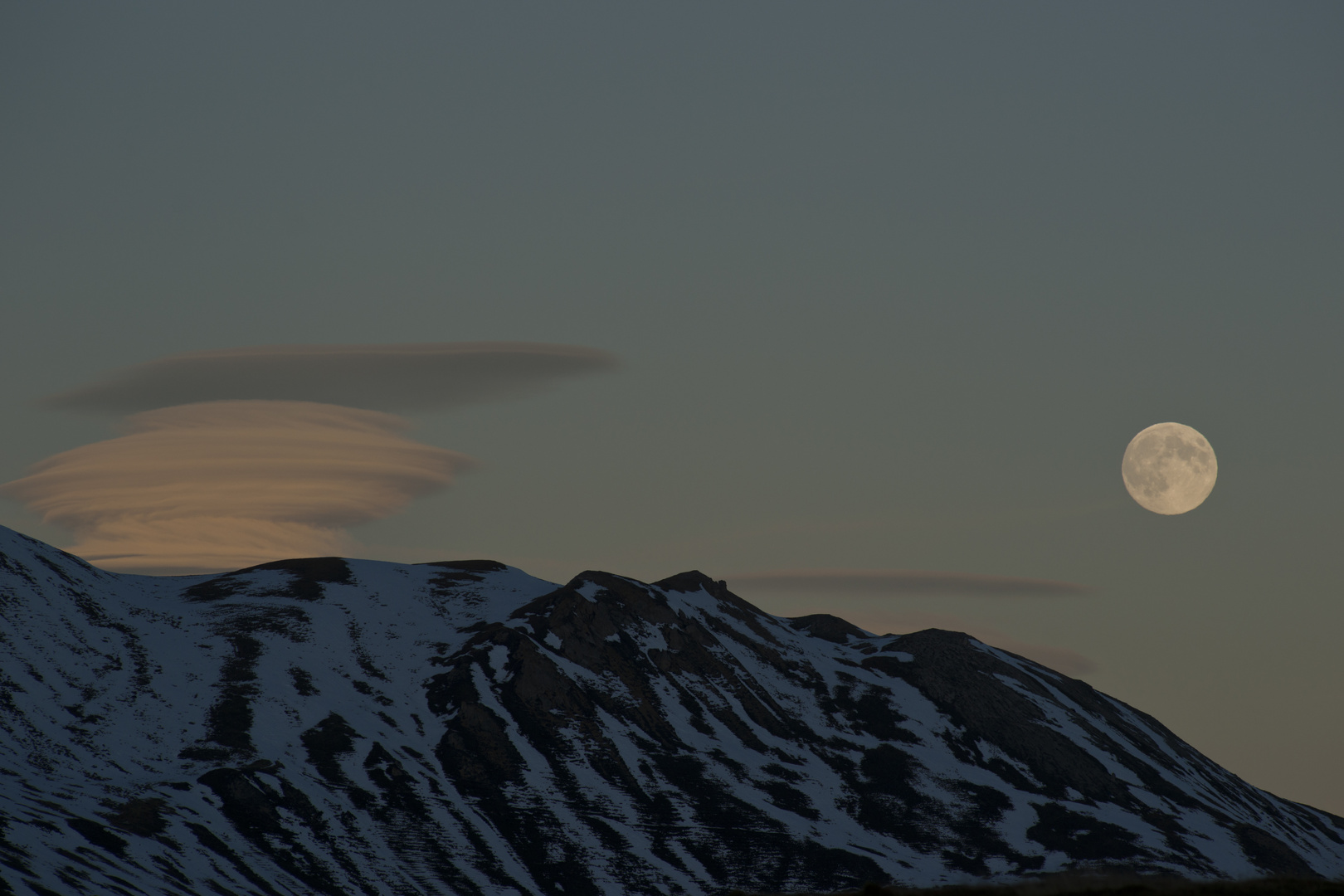 Vollmond mit Lenticularis