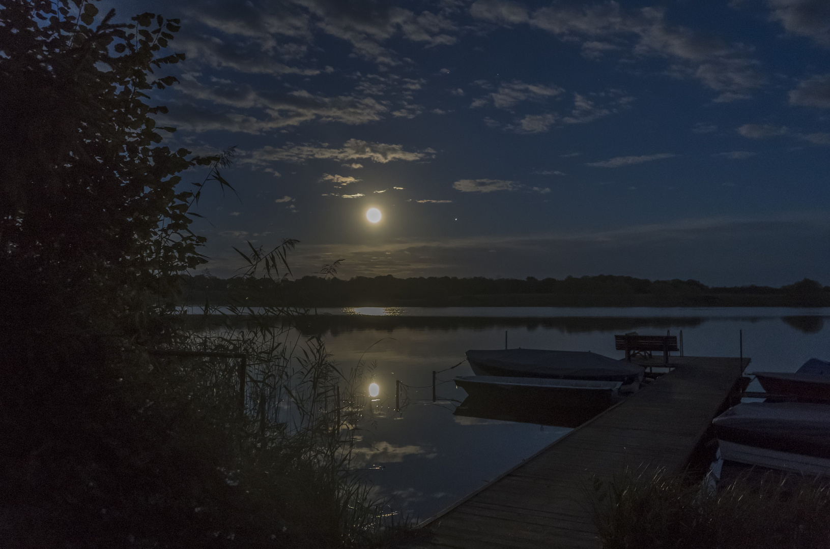 Vollmond mit Venus am See