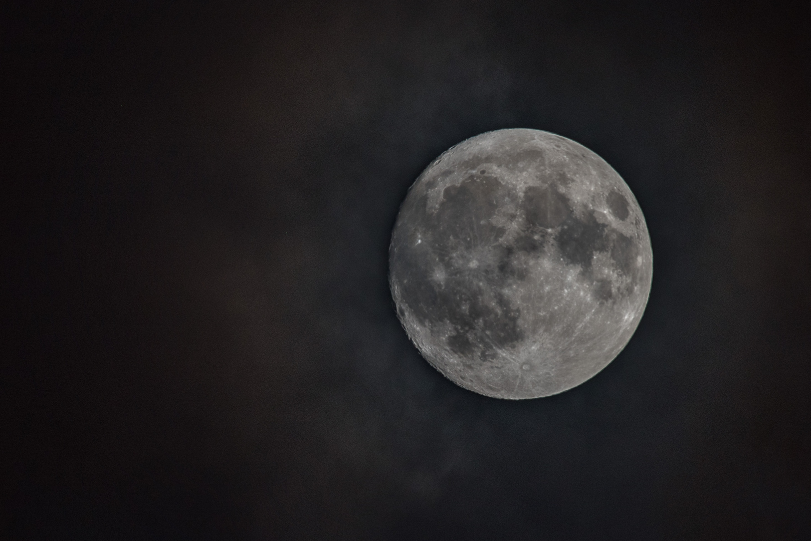 Vollmond mit Wolkenschleier