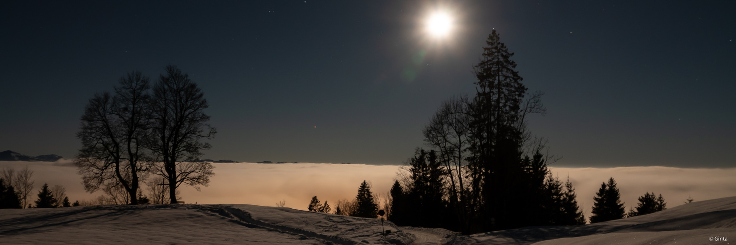 Vollmond Nacht über dem Nebelmeer