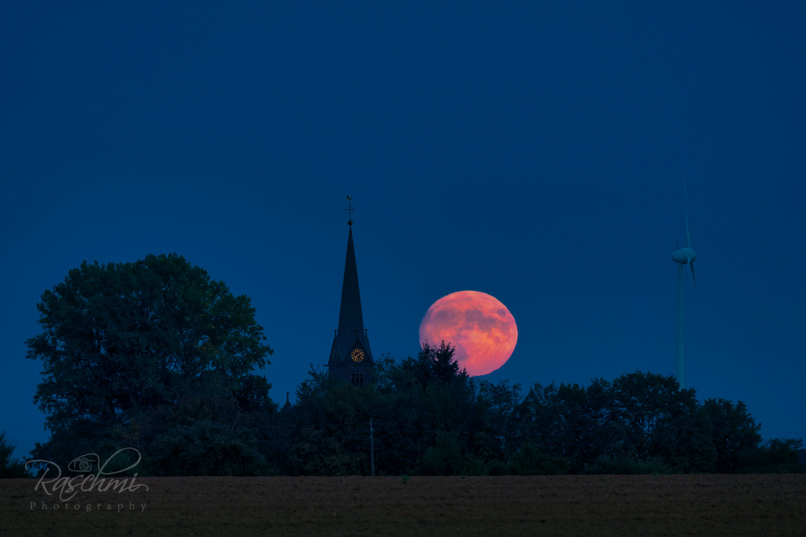 VOLLMOND NEBEN KIRCHTURM