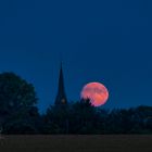 VOLLMOND NEBEN KIRCHTURM