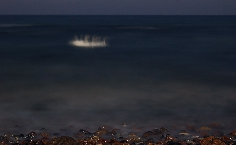 Vollmond, Ostsee und zwei Schwäne