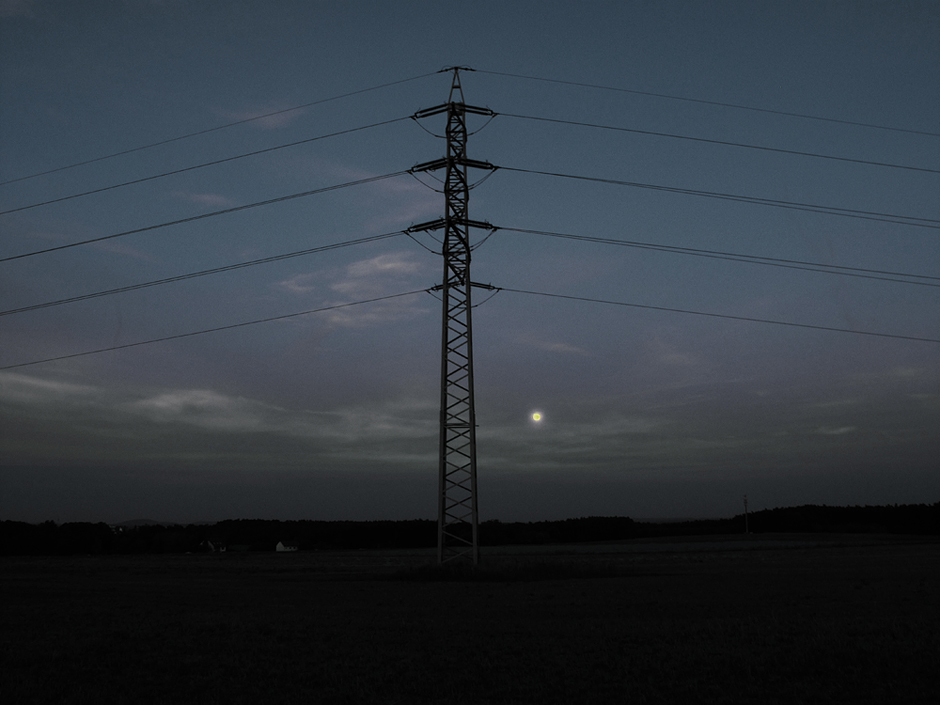 Vollmond rechts unterhalb der Hochspannungsleitung