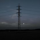 Vollmond rechts unterhalb der Hochspannungsleitung