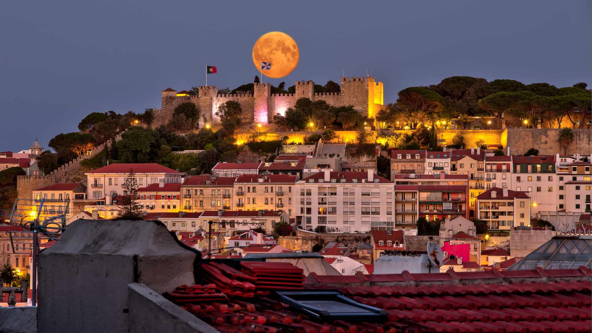 Vollmond São Jorge Castle in Lissabon