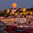 Vollmond São Jorge Castle in Lissabon