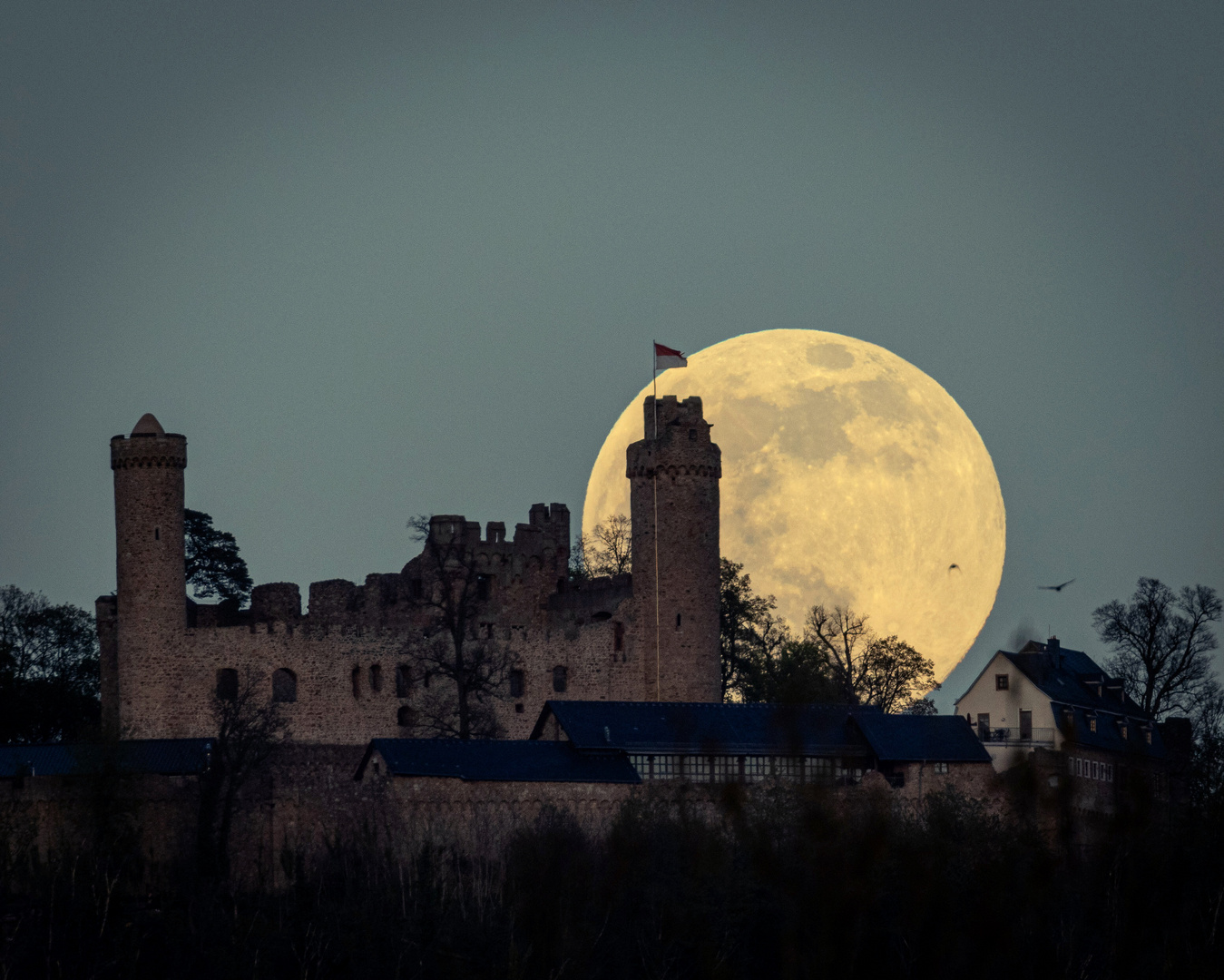 Vollmond über Auerbacher Schloss