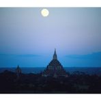 Vollmond über Bagan