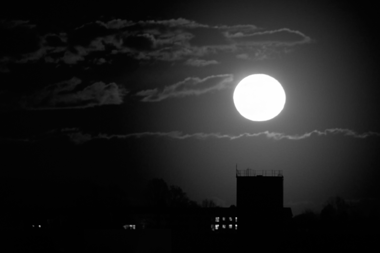 Vollmond über Bauernhof