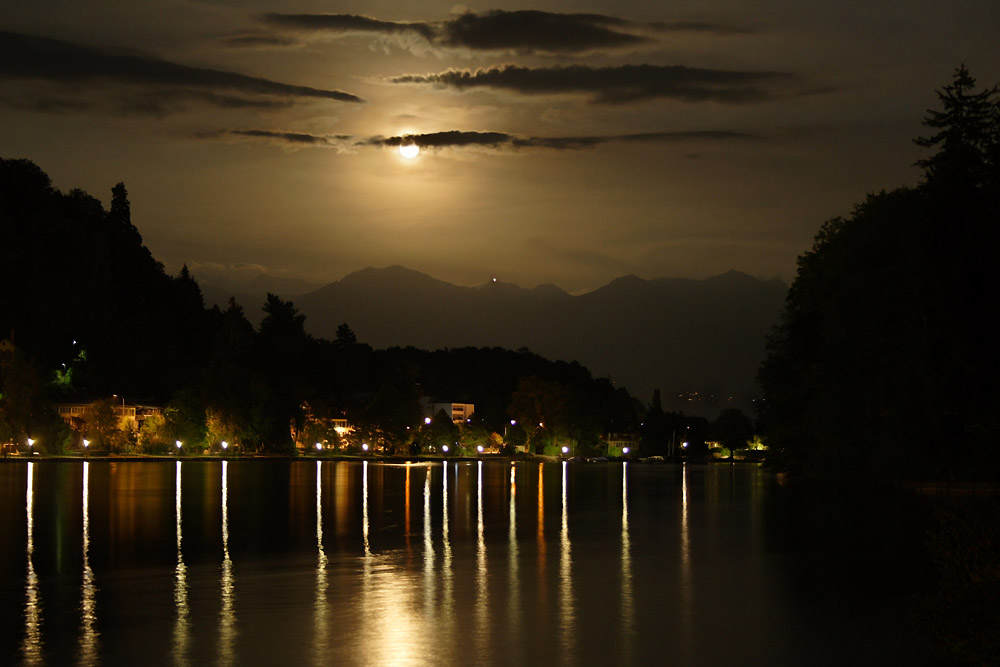 Vollmond über dem Aarebecken in Thun