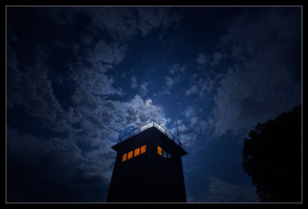 Vollmond über dem DDR-Wachturm