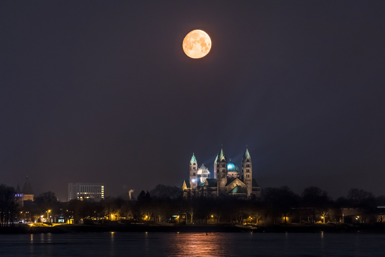 Vollmond über dem Dom