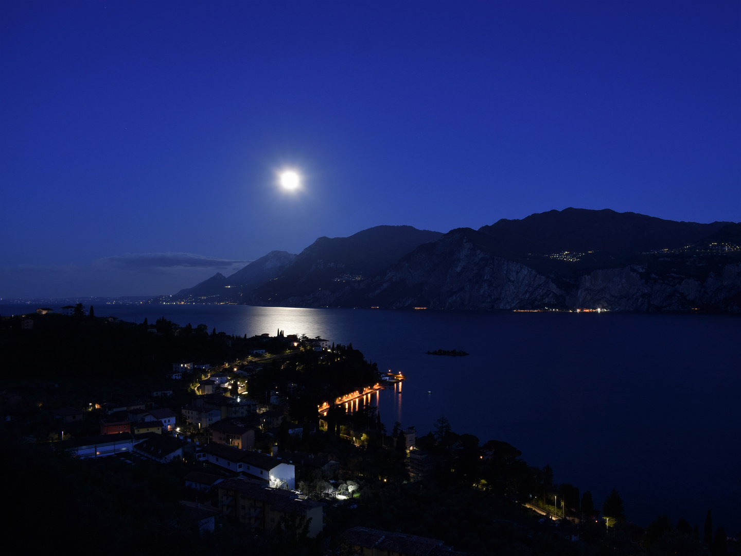 Vollmond über dem Gardasee