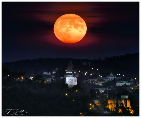 Vollmond über dem Grazer Uhrturm 