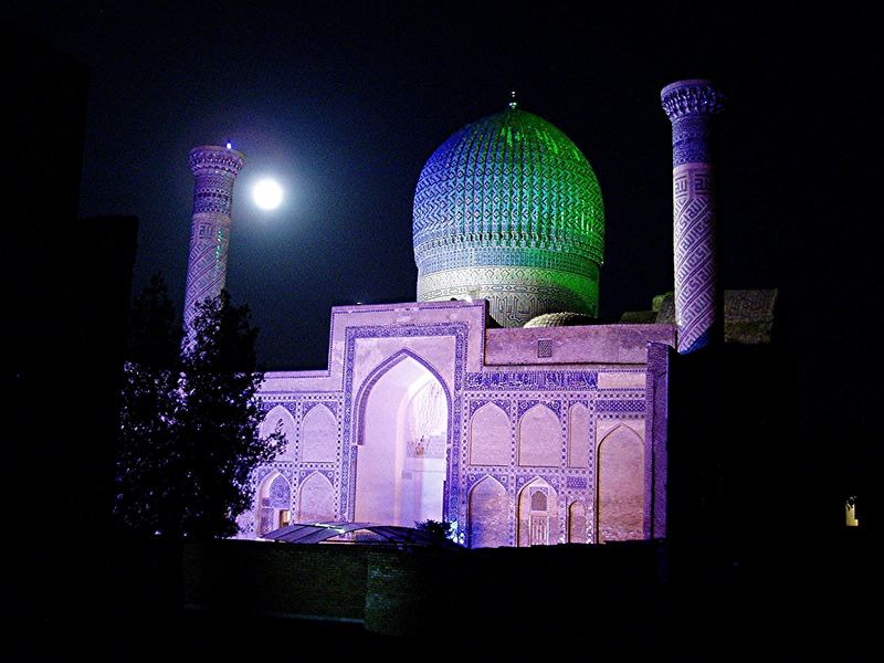Vollmond über dem Gur Emir in Samarkand