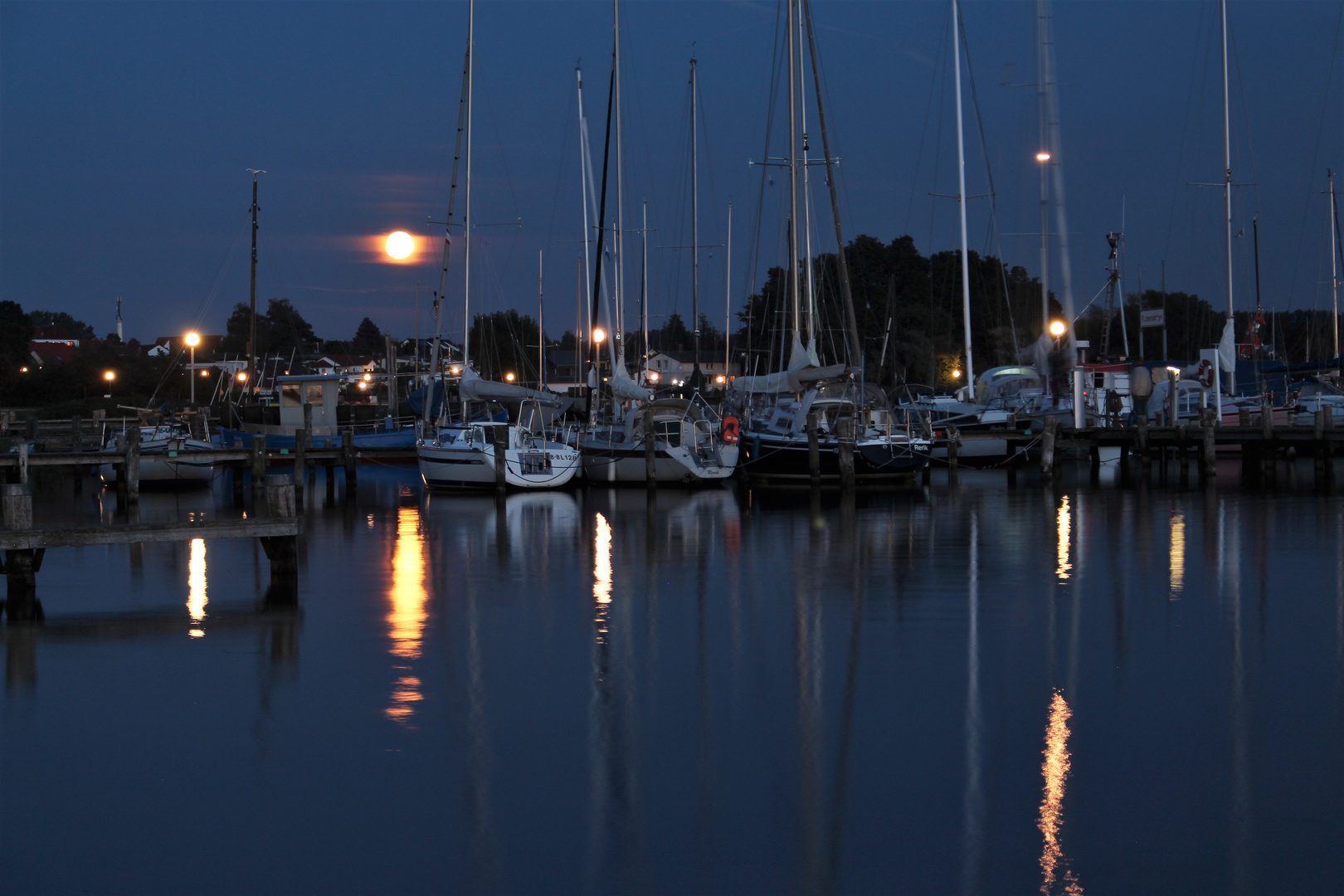 Vollmond über dem Hafen