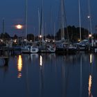 Vollmond über dem Hafen