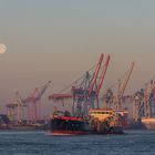 Vollmond über dem Hafen