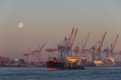 Vollmond über dem Hafen