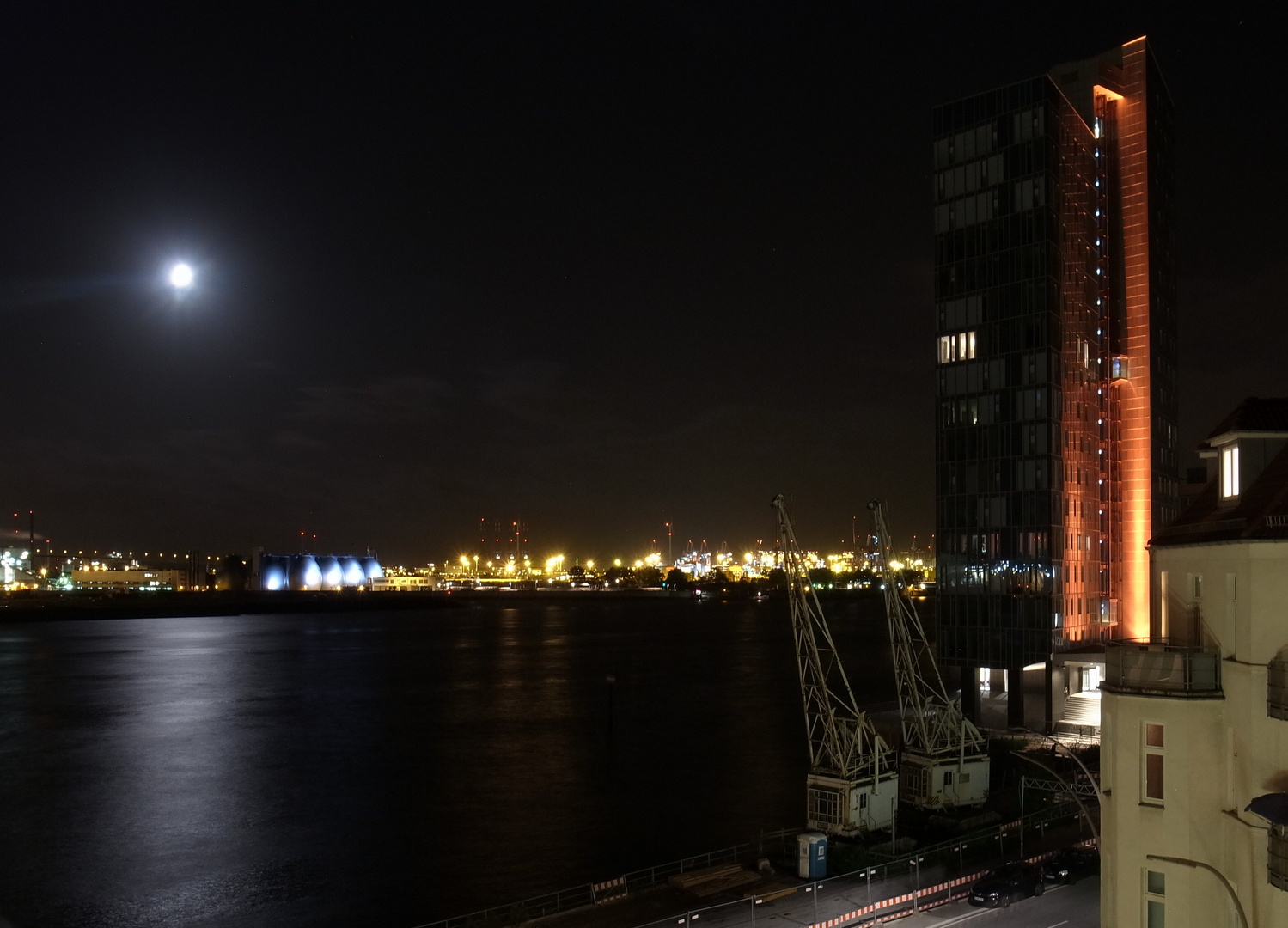 Vollmond über dem Hamburger Hafen