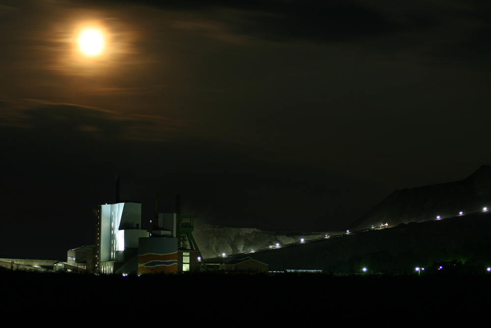 Vollmond über dem Kalibergwerk in Bokeloh bei Wunstorf