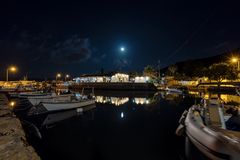 Vollmond über dem kleinen Hafen