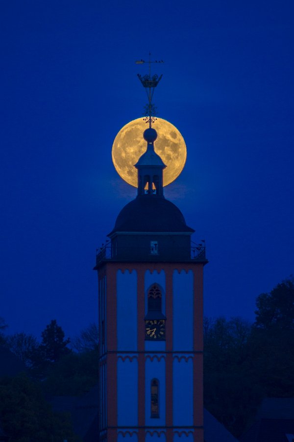 Vollmond über dem Krönchen in Siegen