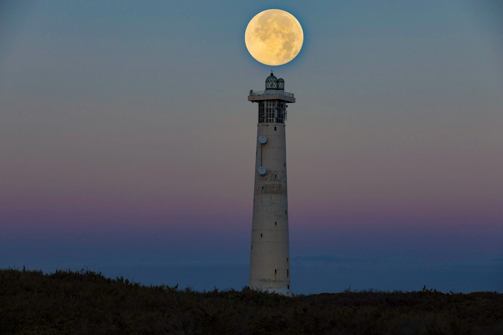 Vollmond über dem Leuchtturm von Morro Jable 