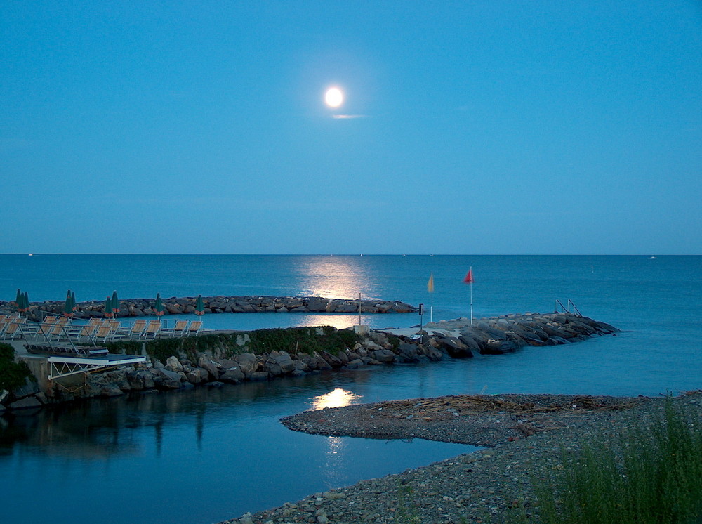 Vollmond über dem ligurischen Meer