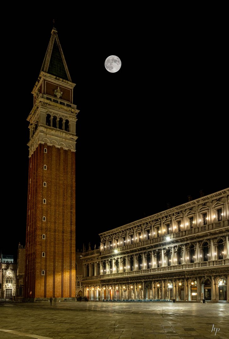 Vollmond über dem Markusplatz