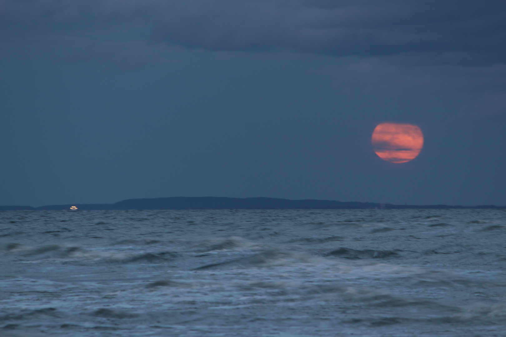 Vollmond über dem Meer