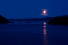 Vollmond über dem Meer