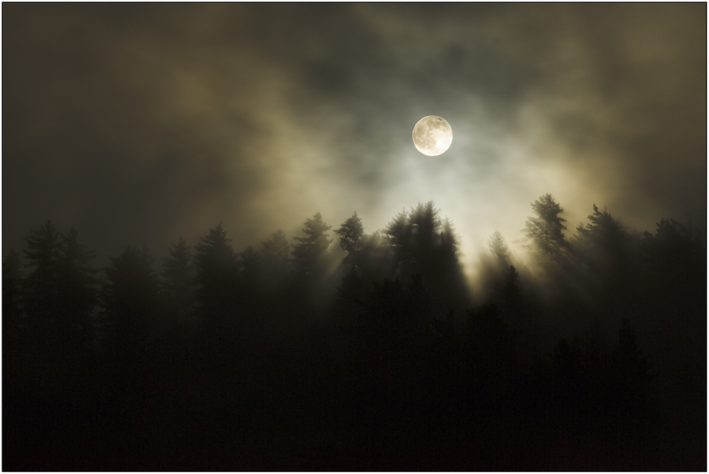 Vollmond über dem mittleren Bergland des Himalaya