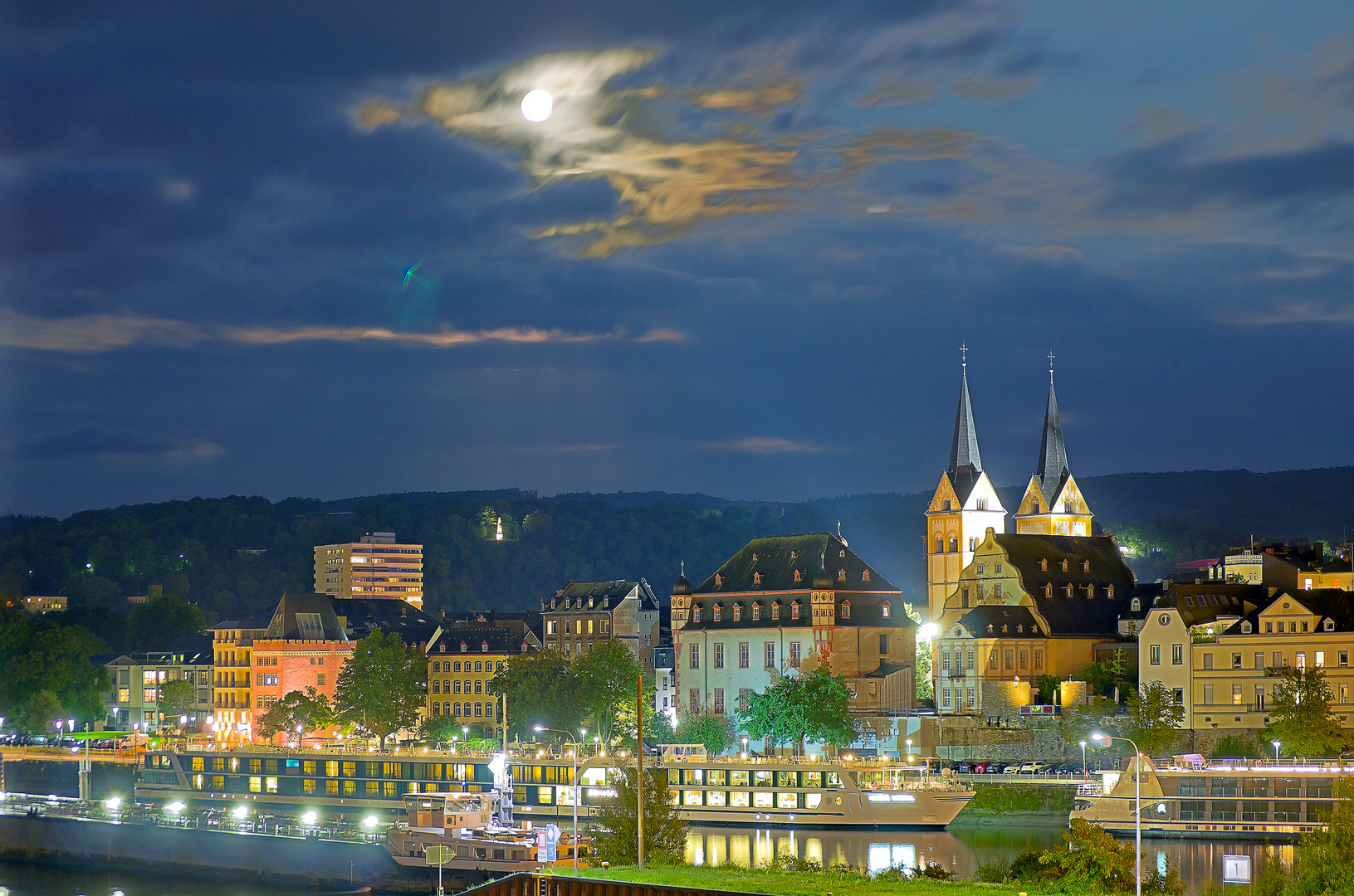 Vollmond über dem Moselufer