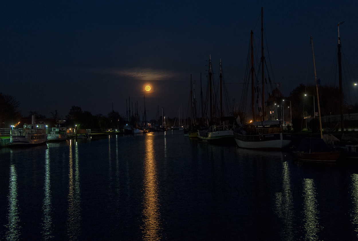 Vollmond über dem Museumshafen