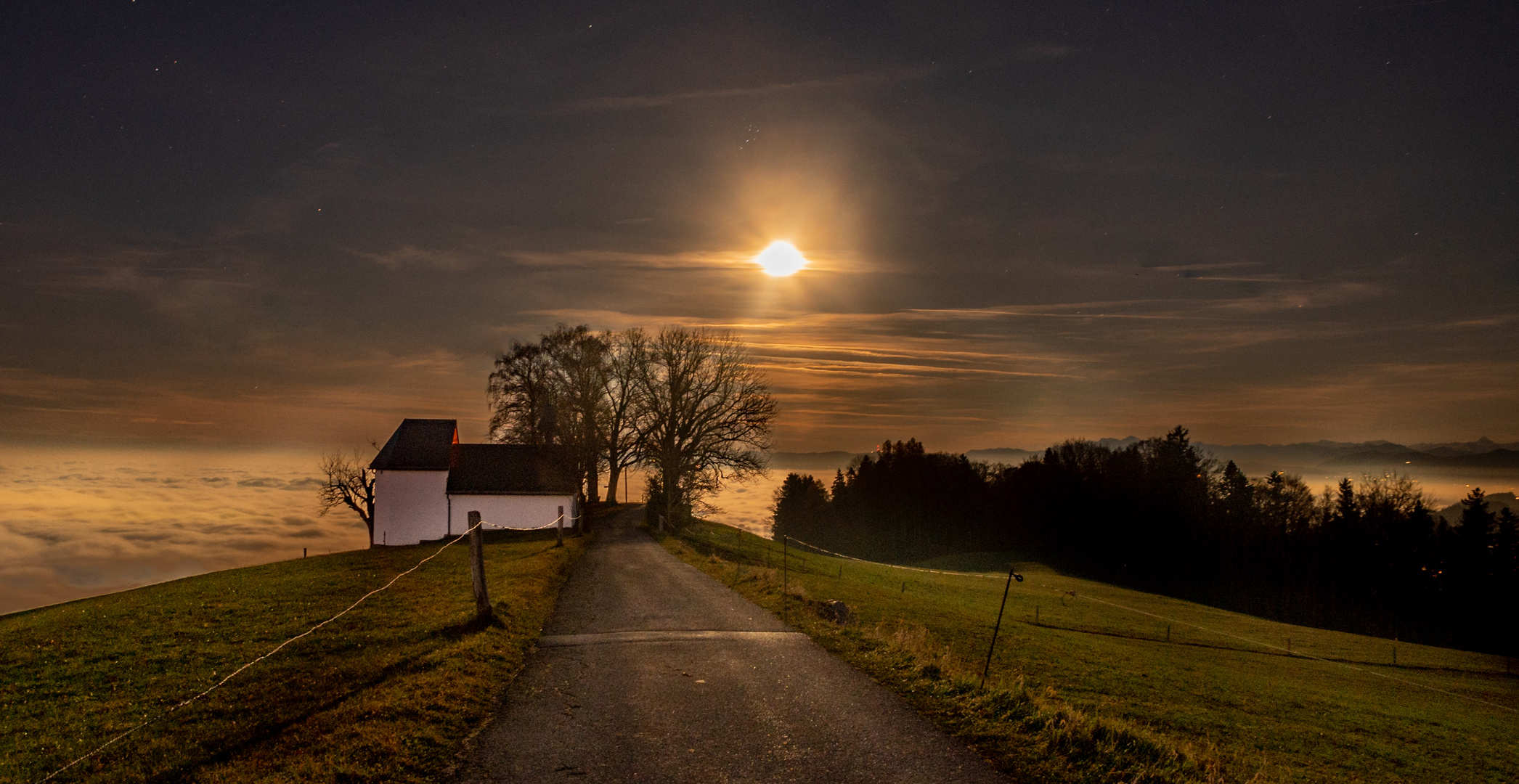 Vollmond über dem Nebelmeer