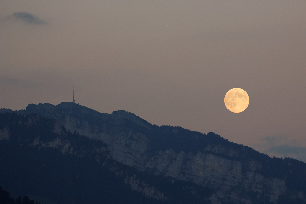 Vollmond über dem Niederhorn