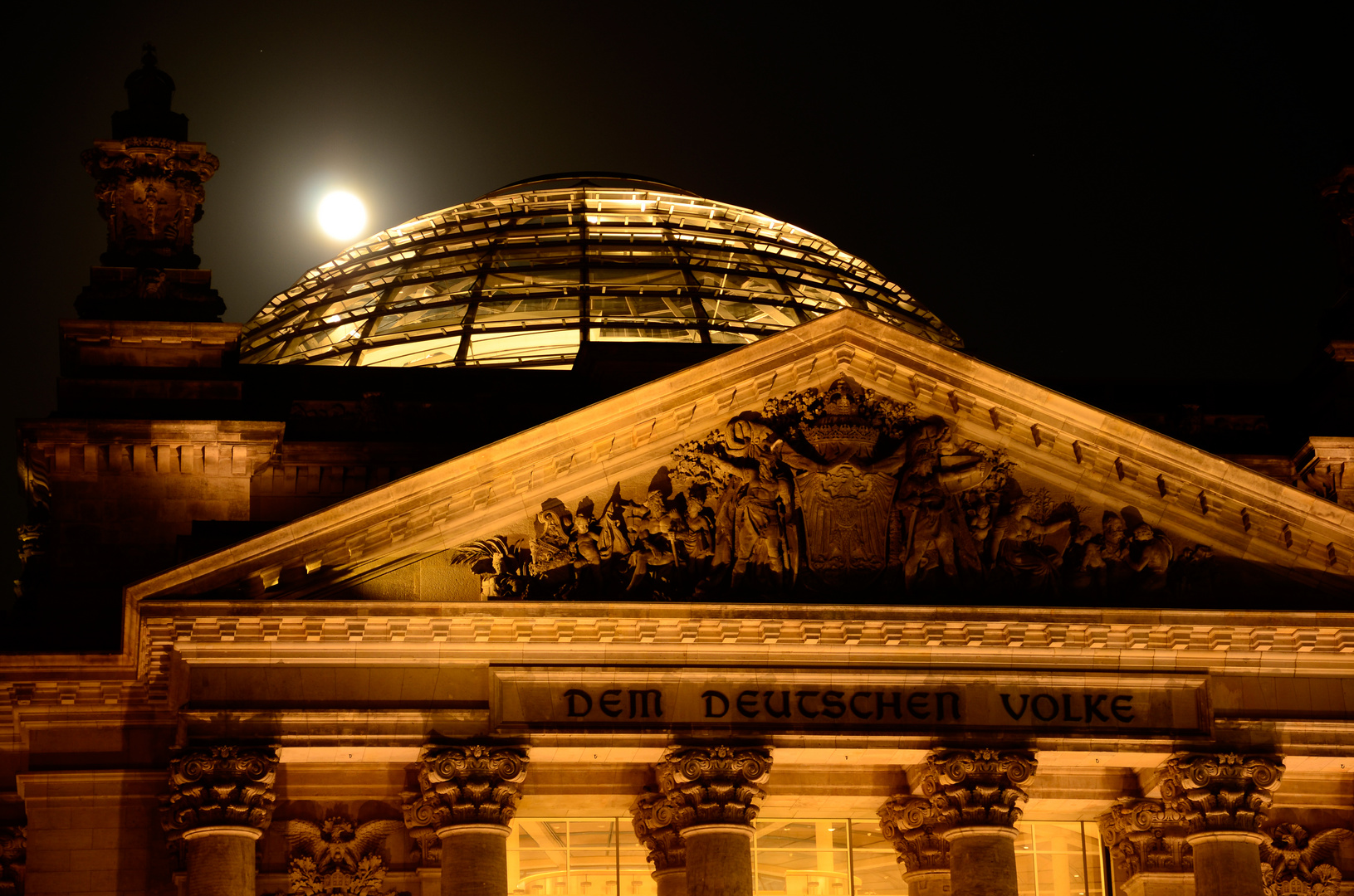 Vollmond über dem Reichstag