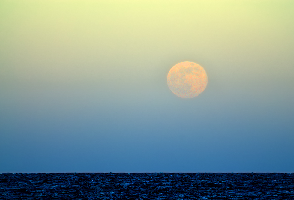 vollmond über dem roten meer