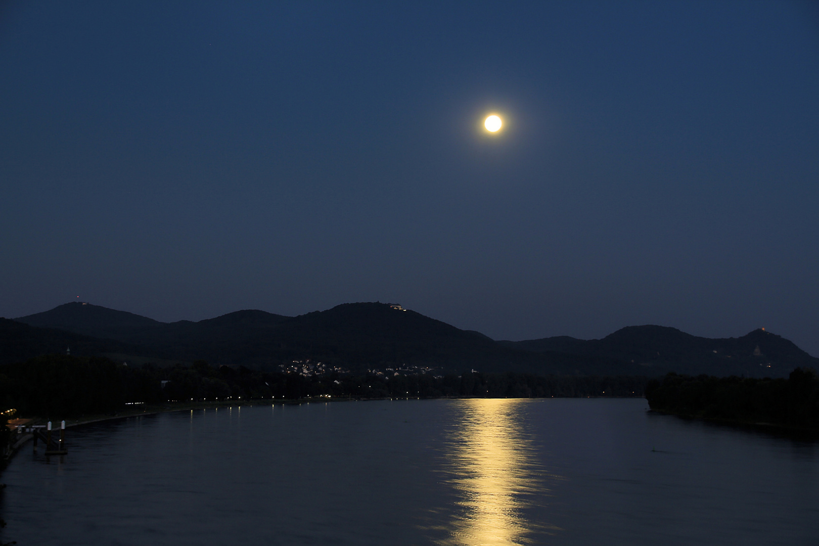 Vollmond über dem Siebengebirge