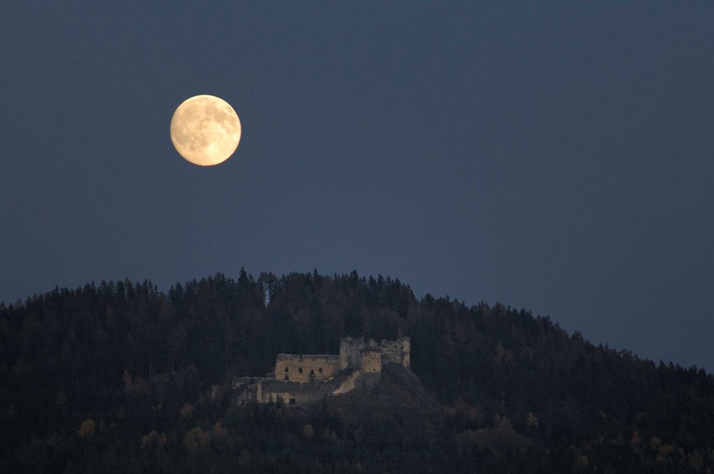 Vollmond über dem Steinschloß