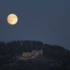 Vollmond über dem Steinschloß