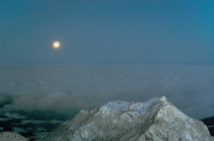 Vollmond über dem Talnebel