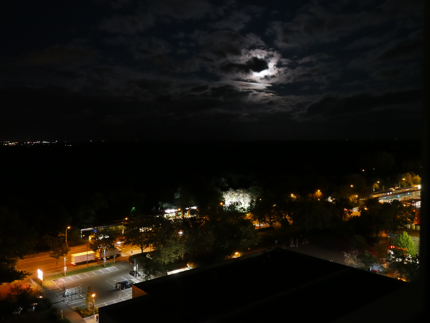 Vollmond über dem Tierpark